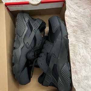 Women’s Nike Huarache - Black Size 9.5
